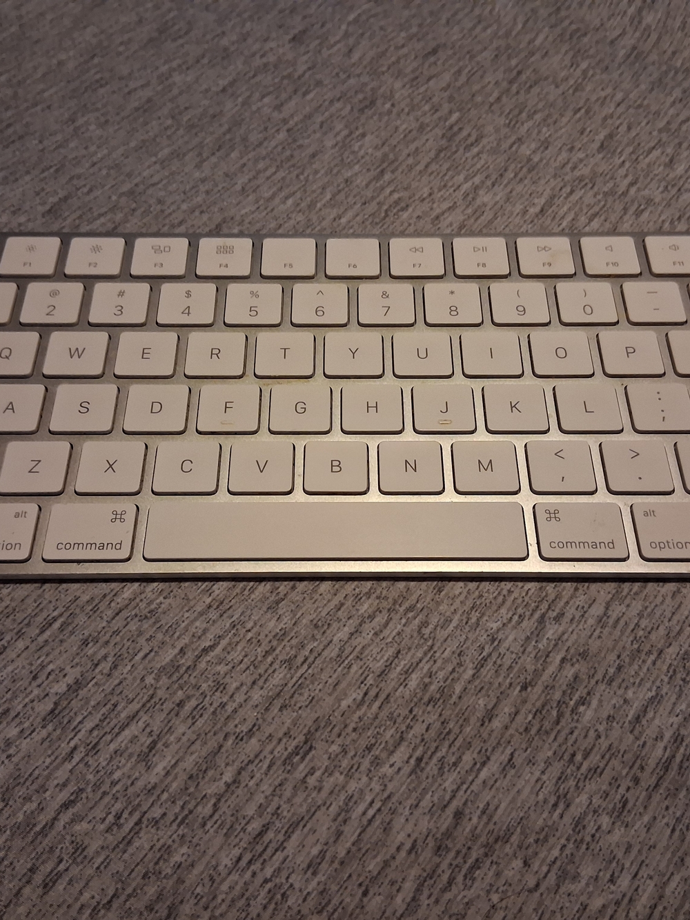 Apple Wireless Compact Keyboard in Silver and White